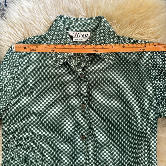 The Wilroy Traveler NY Green Patterned Button down Top - Picture 4 of 10